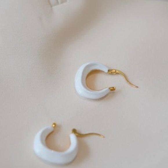 White retro enamel earrings with irregular circle - Picture 2 of 5